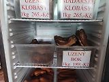 Většina uzenin je z místní udírny, která je jen pár kroků od výčepu.