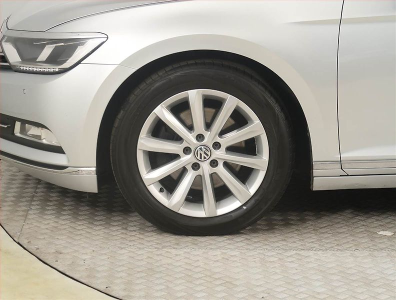 Volkswagen Passat (2015) Highline 2.0 TDI, Serv.kniha - fotka 15 z 19