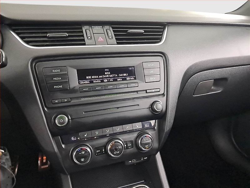 Škoda Octavia (2014) RS 2.0 TSI, Bi-Xenony - fotka 12 z 19