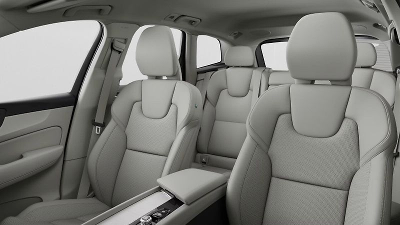Volvo XC60 (2026) Plus Dark T6 335k,360kam, napp - fotka 7 z 12