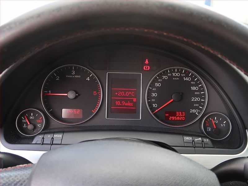 Audi A4 (2005) S-Line 2.0 TDI - fotka 11 z 15