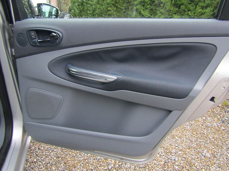 Ford Galaxy (2006) 2.0 TDCi 96kW  ZIMNÍ PNEU 7MÍS - fotka 24 z 40