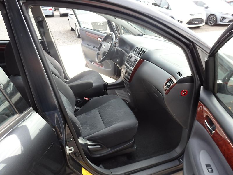 Toyota Avensis Verso 2.0 VVT-i 110 kW ZÁLOHOVÁNO - fotka 12 z 18