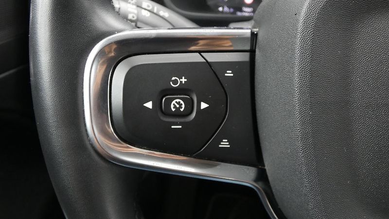 Volvo XC40 T2 FWD Momentum Core - fotka 11 z 21