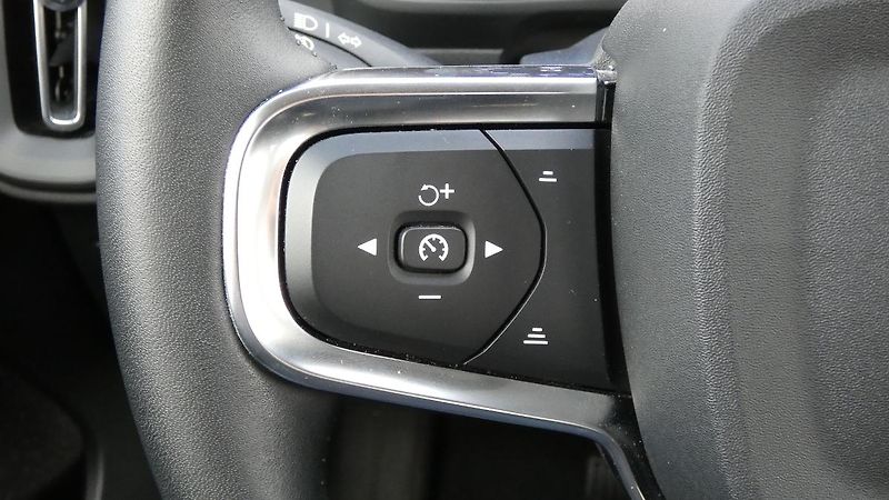 Volvo XC40 T2 FWD Momentum Auto - fotka 11 z 20