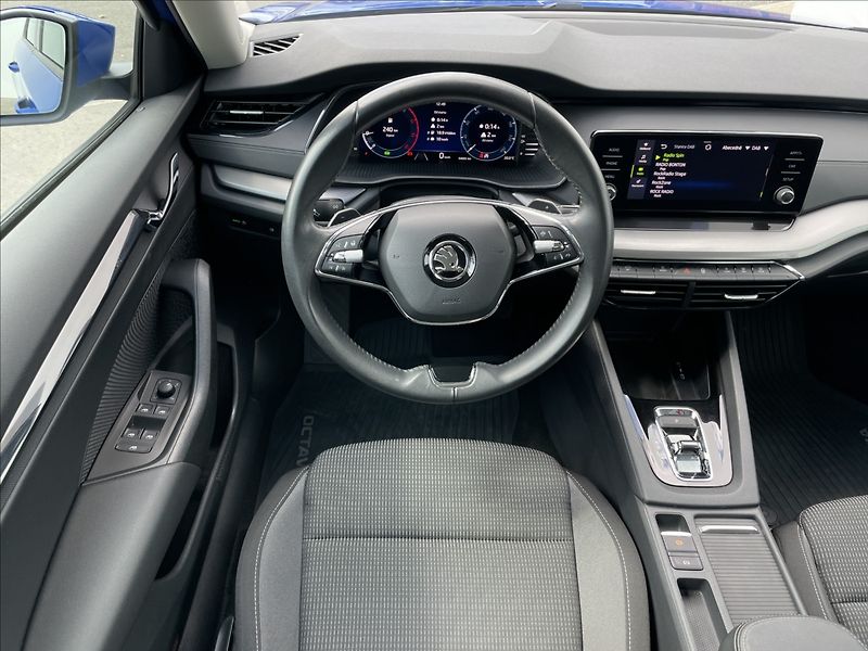 Škoda Octavia 2,0 TDI DSG Ambition ACC+TAŽNÉ - fotka 7 z 21