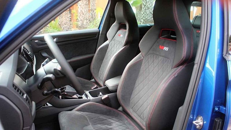 Vybírání vozu v showroomu Škoda Plus