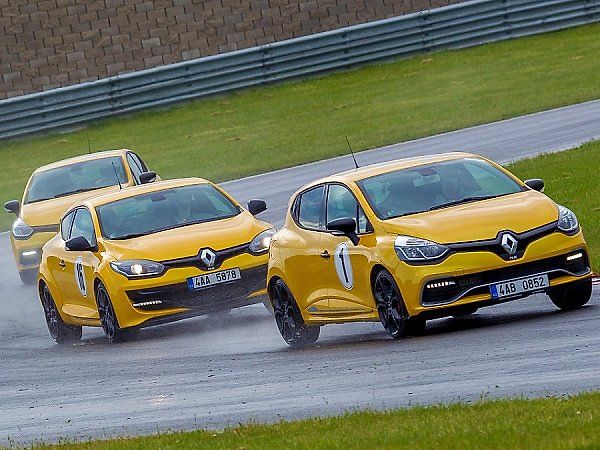 Rychlé Renaulty na Autodromu v Mostě.