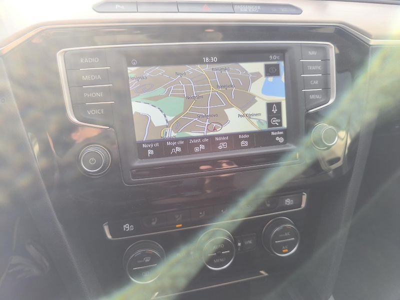 Volkswagen Passat 2.0TDI,95TKM,MAX VÝBAVA,MASÁŽE - fotka 14 z 23