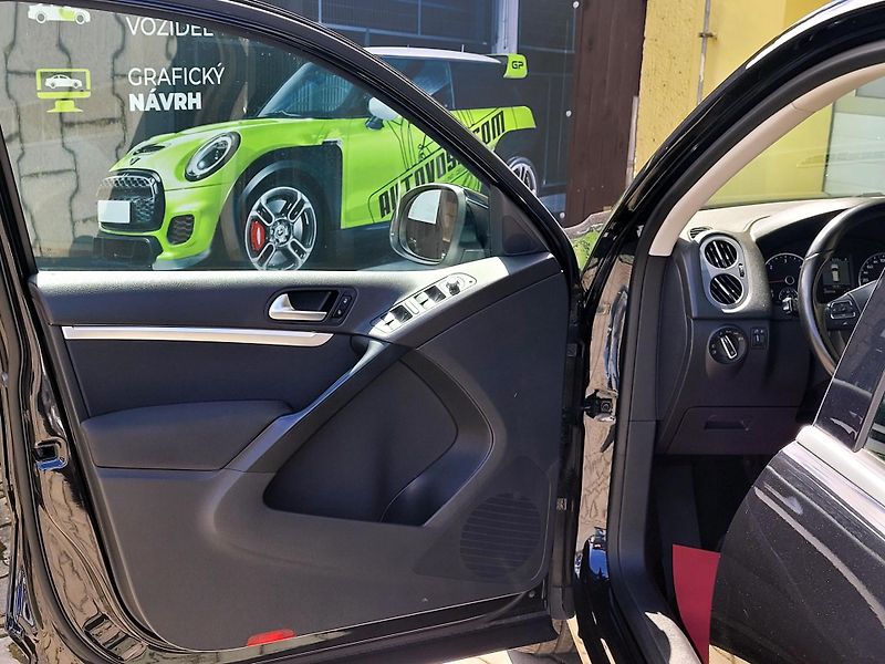 Volkswagen Tiguan 2,0 TDi DSG 4motion SERV.KNÍŽK - fotka 23 z 41