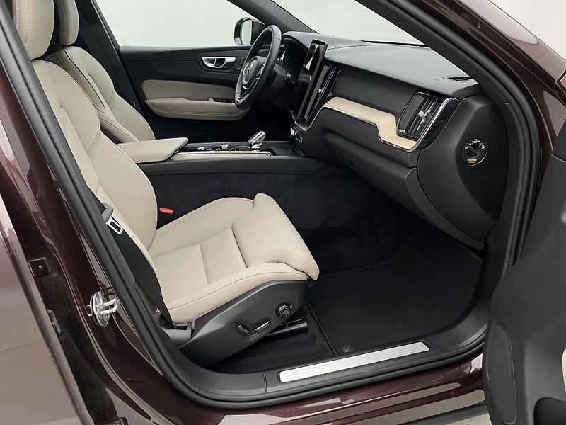 Volvo XC60 B5 AWD PLUS DARK AUT CZ 1.maj. - fotka 23 z 57