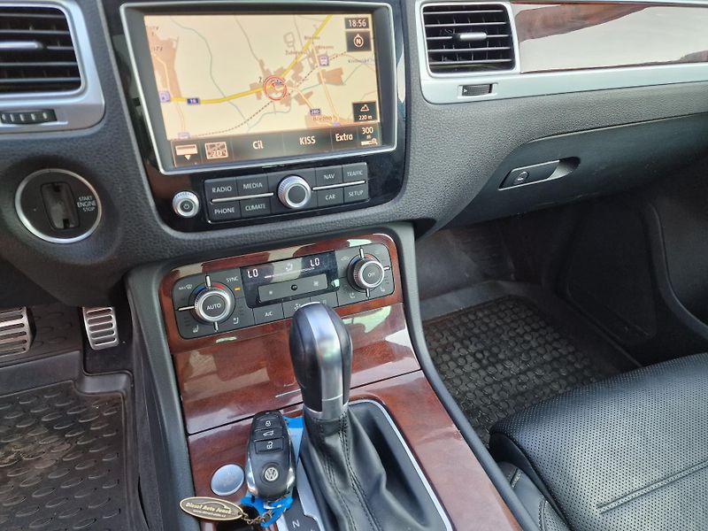 Volkswagen Touareg 4,2TDI V8 EXCLUSIVE - fotka 13 z 19