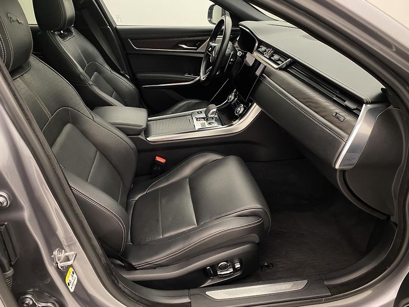 Jaguar XF D200 R-DYNAMIC AWD REZERVACE - fotka 23 z 48