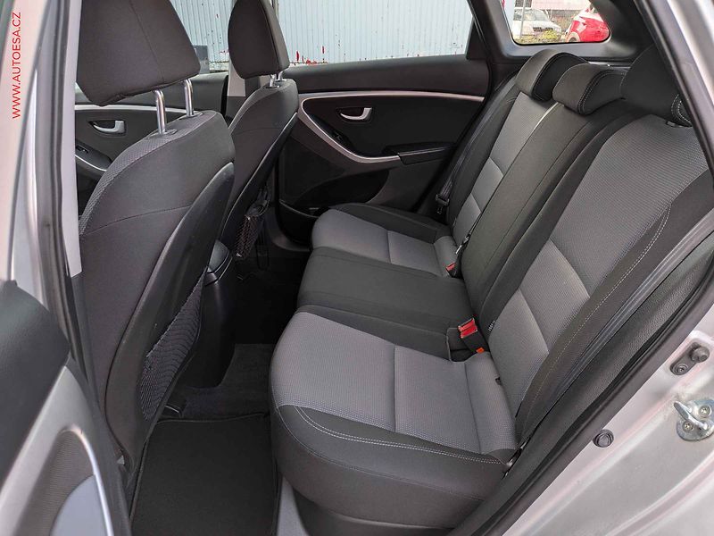 Hyundai i30 (2014) 1.6CRDi, ČR, AC, navi, park - fotka 10 z 16