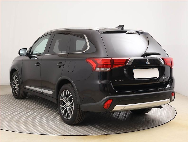 Mitsubishi Outlander (2017) 2.0, 4X4, Automat, 7 míst, ČR - fotka 4 z 20