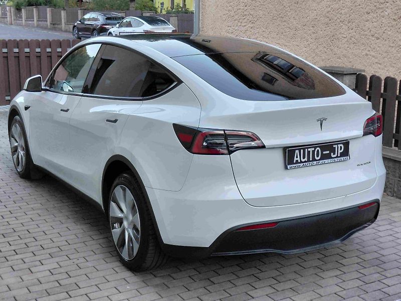 Tesla Model Y (2023) AWD Long Range - fotka 5 z 10