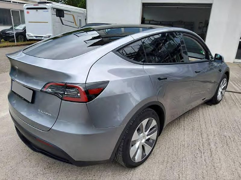 Tesla Model Y (2023) Long Range AWD – 514 HP, 4×4 - fotka 2 z 11