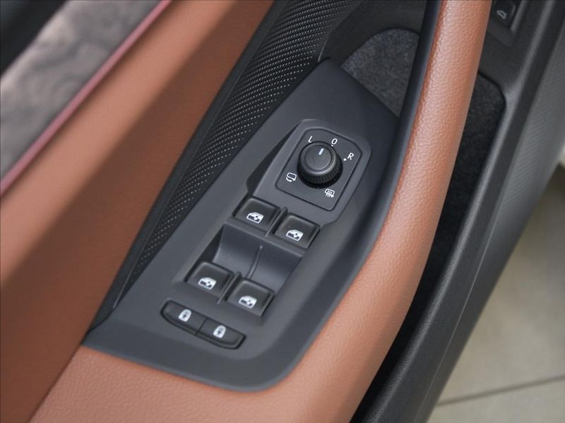 Škoda Superb 2,0 TDi 4x4 L&K Tažné Webasto - fotka 9 z 38