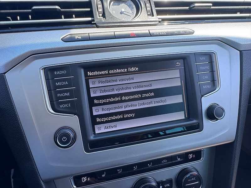 Volkswagen Passat (2015) B8 DSG 2,0 110KW ROZV. BEZ ADB - fotka 31 z 50