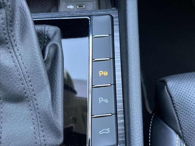 Škoda Superb 2,0 TDI DSG Premium Edition - fotka 32 z 42