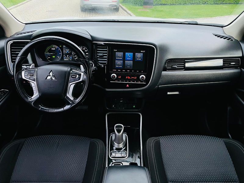 Mitsubishi Outlander 2.4i+HYBRID 4x4 SERVISKA TAŽNÉ - fotka 29 z 53