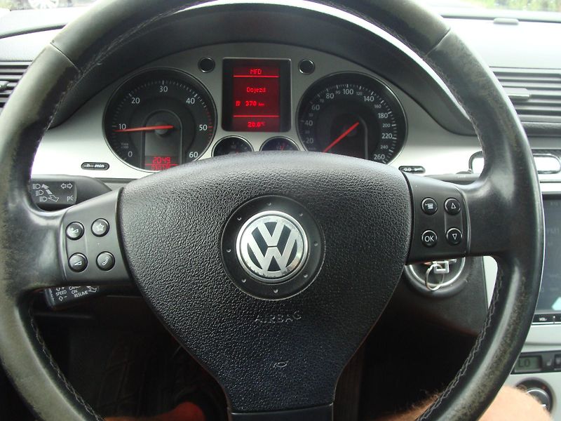 Volkswagen Passat 2.0 TDi, 125 kW, klima, tažné - fotka 15 z 24