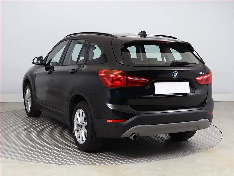BMW X1 (2017) xDrive18d, 4X4, Automat, ČR - fotka 4 z 17