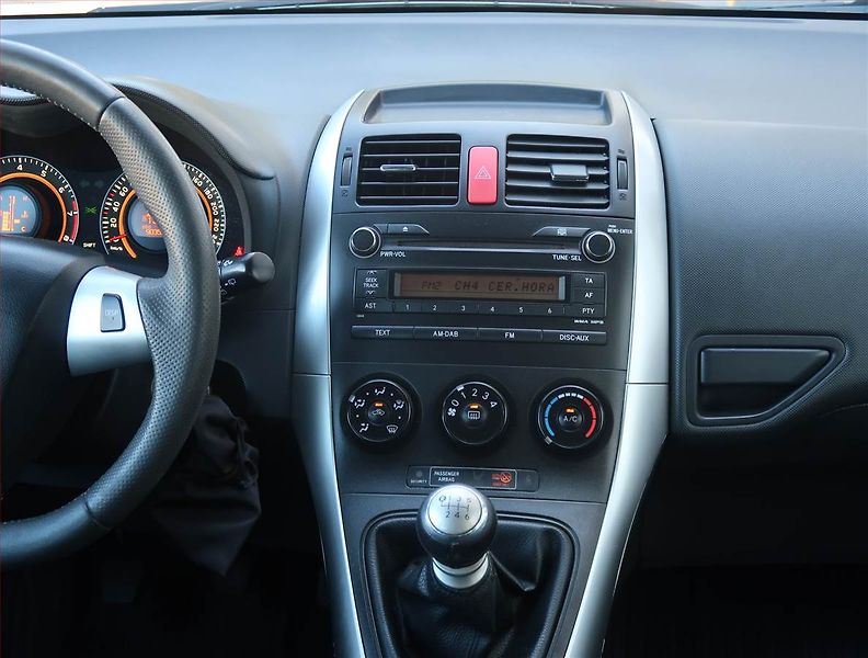 Toyota Auris (2010) 1.6 Valvematic - fotka 12 z 18