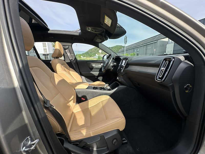 Volvo XC40 (2020) D3|Ins|Pano|Kam|Kůže|Tažné|Top - fotka 12 z 16