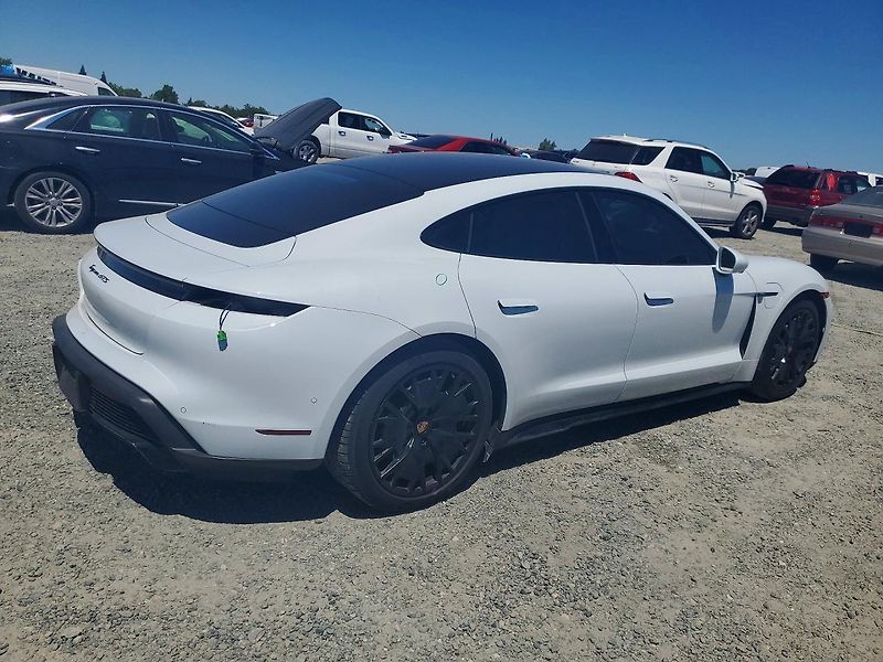 Porsche Taycan (2022) Auto na cestě - fotka 3 z 12