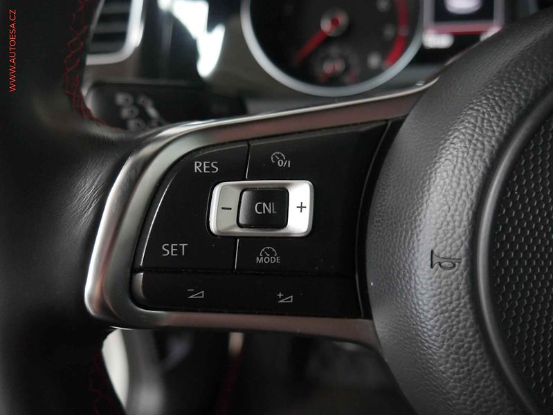 Volkswagen Golf (2017) 2.0 TSi, LED, park.čidla - fotka 14 z 20
