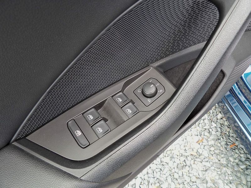 Škoda Octavia 2.0TDI DSG Style Virtual ACC - fotka 18 z 30