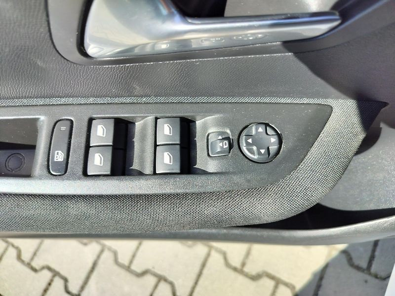 Peugeot 208 e, navigace - fotka 10 z 27