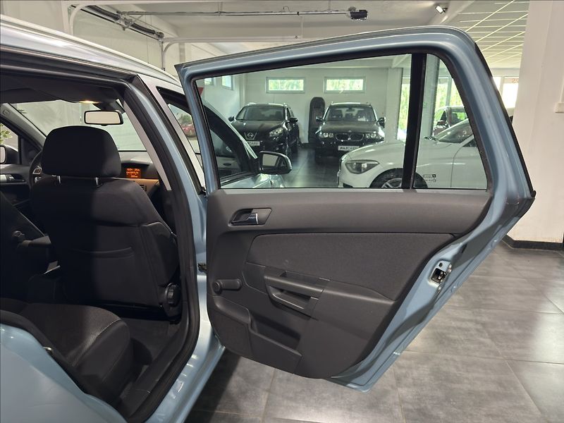 Opel Astra 1,6   i H KLIMATIZACE TEMPOMAT - fotka 24 z 36