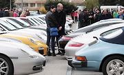 Sraz automobilů Porsche 911, parkoviště u obchodního centra Arkády 18. dubna.