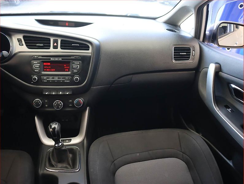 Kia Ceed (2015) Silver 1.6 GDI, Tempomat - fotka 8 z 18