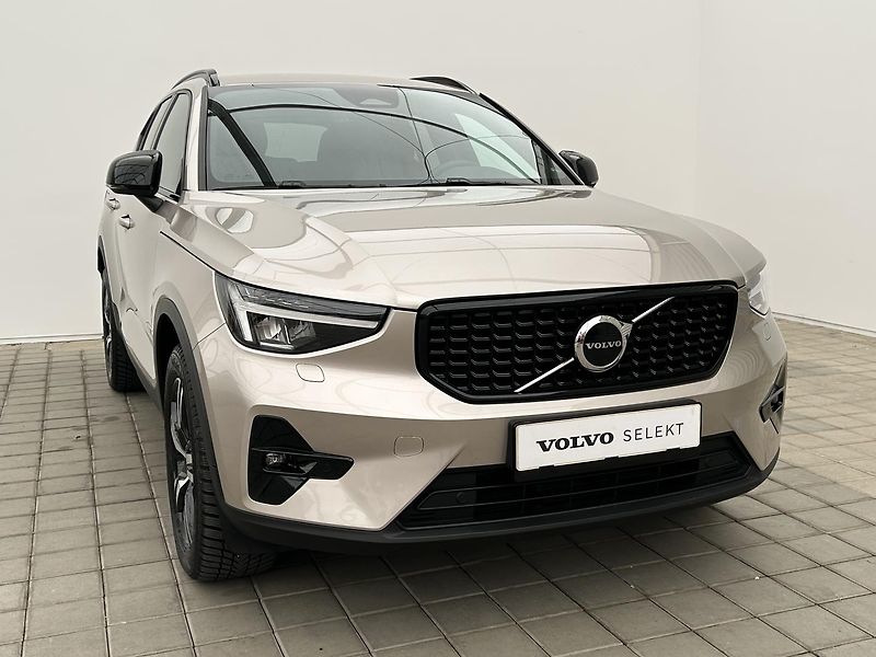 Volvo XC40 2.0 B4 4x4 PLUS - fotka 4 z 30