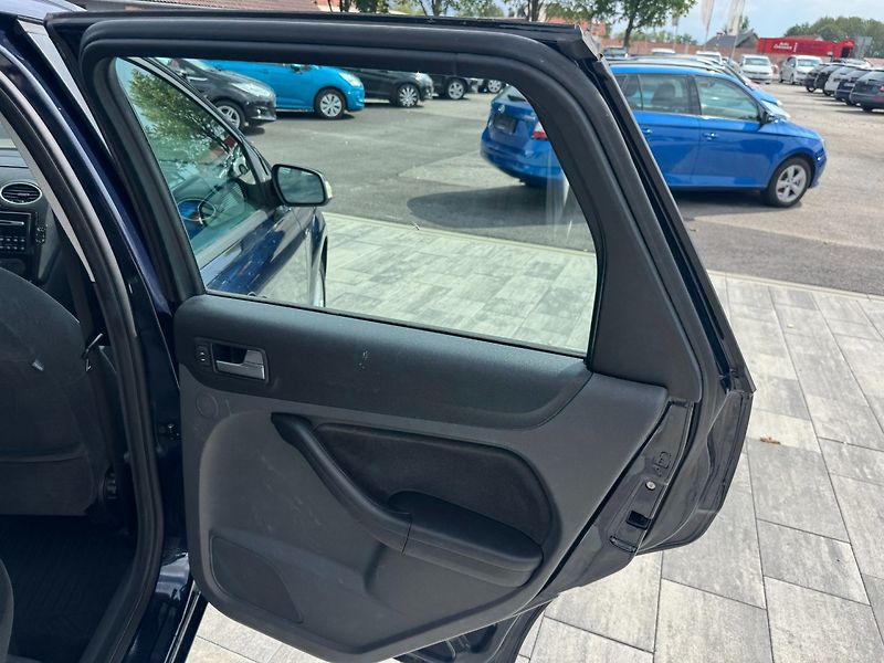 Ford Focus (2007) Ghia 2.0i 107kW - fotka 23 z 30