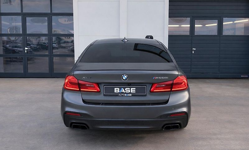 BMW Řada 5 M550i xDrive - fotka 4 z 26