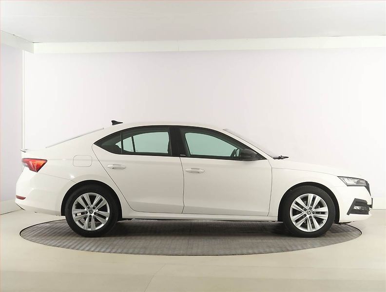 Škoda Octavia (2022) Ambition Plus 1.5 TSI - fotka 6 z 25