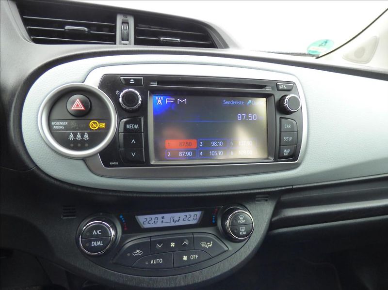 Toyota Yaris 1,5 Hybrid, Digi Klima, servis - fotka 25 z 60