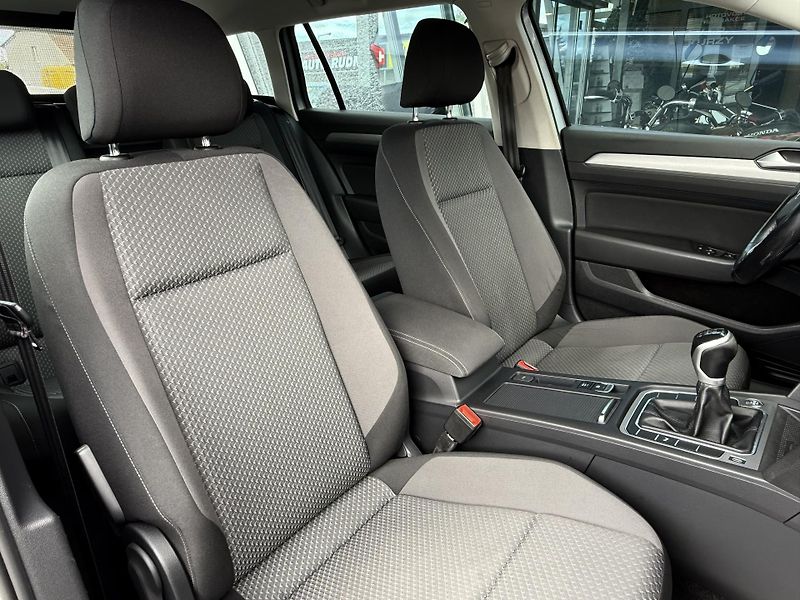 Volkswagen Passat Variant 2,0TDI R-Line Design - fotka 21 z 43