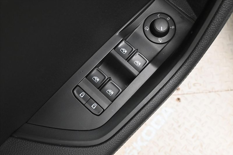 Škoda Superb 2,0 TDI 110 kW DSG STYLE Záruk - fotka 25 z 30