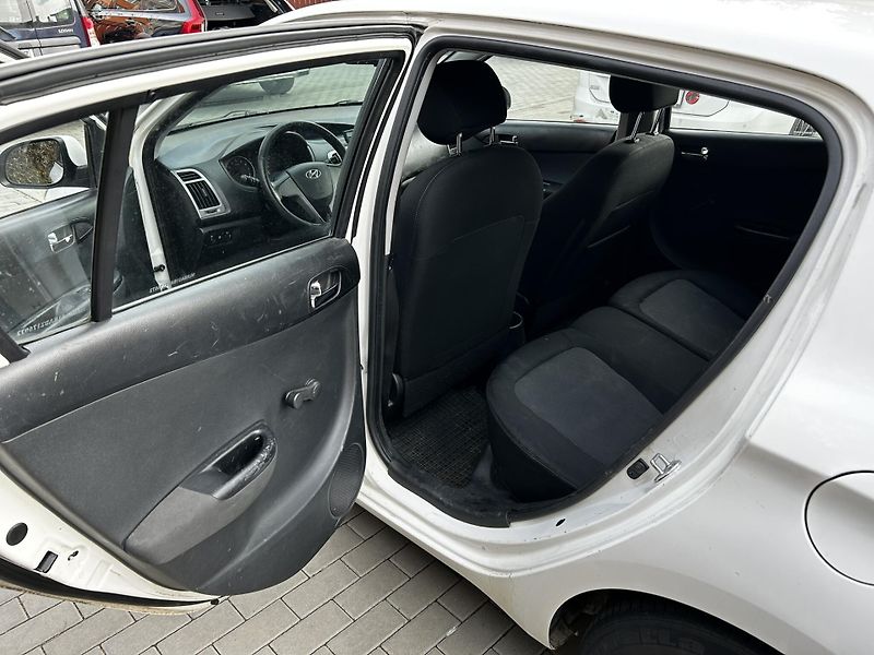 Hyundai i20 1.3 /63kW - fotka 11 z 16