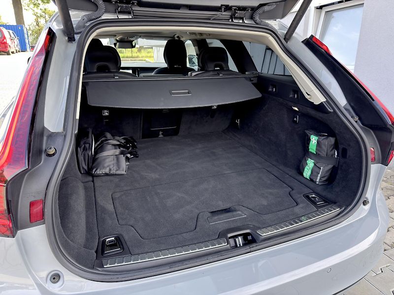 Volvo V90 T8 AWD ULTRA DARK + zimní kola - fotka 16 z 53