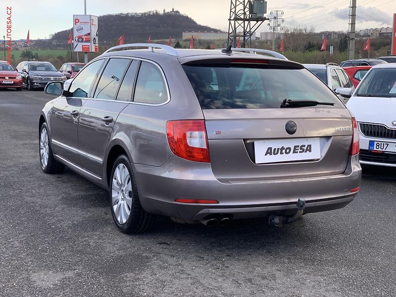 Škoda Superb (2010) 2.0 TDi, DSG, navi, xenon - fotka 4 z 23