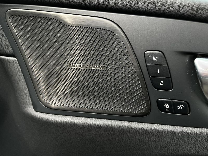 Volvo XC60 B5 AWD PLUS DARK/360/vent/kola - fotka 13 z 50