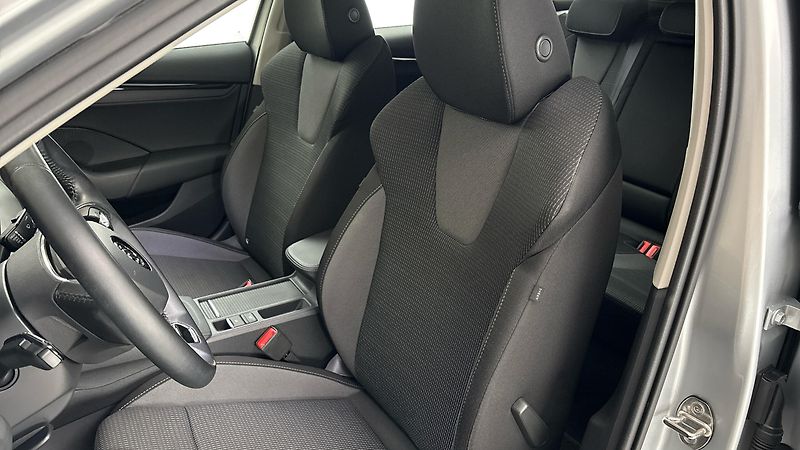 Škoda Octavia 2.0 TDI Ambition Combi - fotka 15 z 23