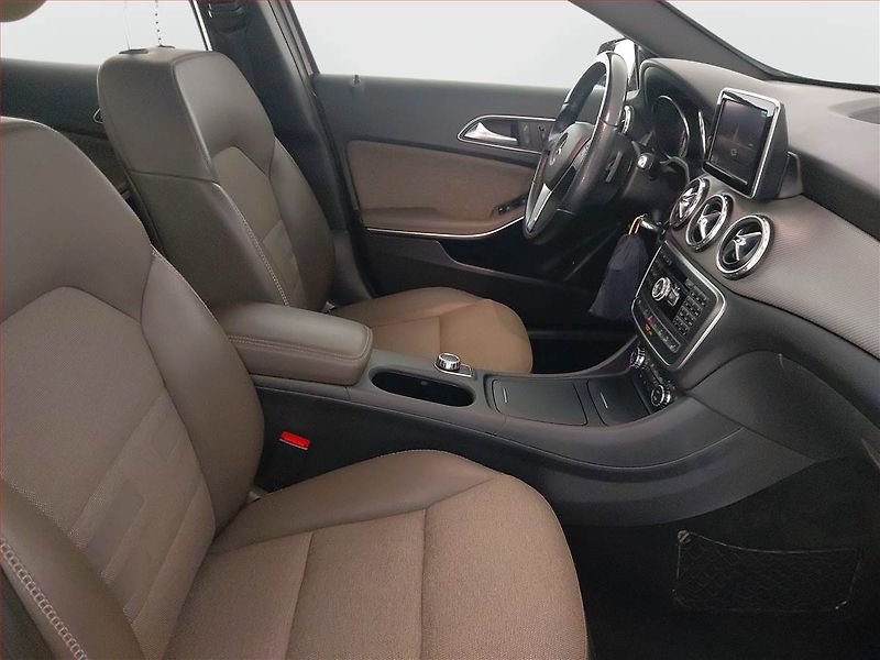 Mercedes-Benz GLA (2014) 220 CDI 4MATIC, 4X4 - fotka 9 z 24