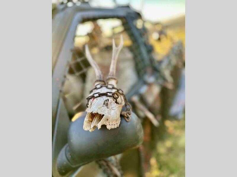 Vůz je podsvícený a šlehá plameny.